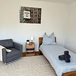 8 Einzelbetten I 6 Schlafzimmer I 2 Sep Ebenen I 2 Baeder, 2 Sep Wc I Messe, A81 I Monteure, Teams Apartmán
