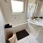 Apartmán 8 Einzelbetten I 6 Schlafzimmer I 2 Sep Ebenen I 2 Baeder, 2 Sep Wc I Messe, A81 I Monteure, Teams *