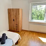 Apartmán 8 Einzelbetten I 6 Schlafzimmer I 2 Sep Ebenen I 2 Baeder, 2 Sep Wc I Messe, A81 I Monteure, Teams