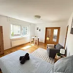8 Einzelbetten I 6 Schlafzimmer I 2 Sep Ebenen I 2 Baeder, 2 Sep Wc I Messe, A81 I Monteure, Teams Böblingen