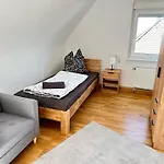 8 Einzelbetten I 6 Schlafzimmer I 2 Sep Ebenen I 2 Baeder, 2 Sep Wc I Messe, A81 I Monteure, Teams
