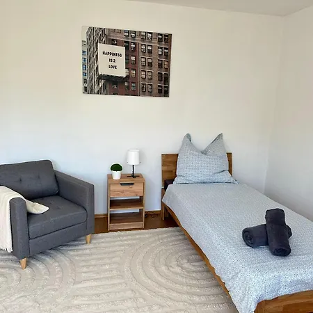 8 Einzelbetten I 6 Schlafzimmer I 2 Sep Ebenen I 2 Baeder, 2 Sep Wc I Messe, A81 I Monteure, Teams Apartament