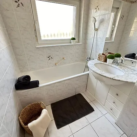 Apartmán 8 Einzelbetten - 6 Schlafzimmer - Wohnzimmer & Grosse Terrasse Mit Grill - 2 Baeder - Auf 2 Ebenen - Naehe Messe Stuttgart & A81 - Ideal Fuer Teams & Familien *