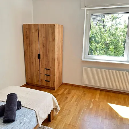 Lejlighed 8 Einzelbetten I 6 Schlafzimmer I 2 Sep Ebenen I 2 Baeder, 2 Sep Wc I Messe, A81 I Monteure, Teams