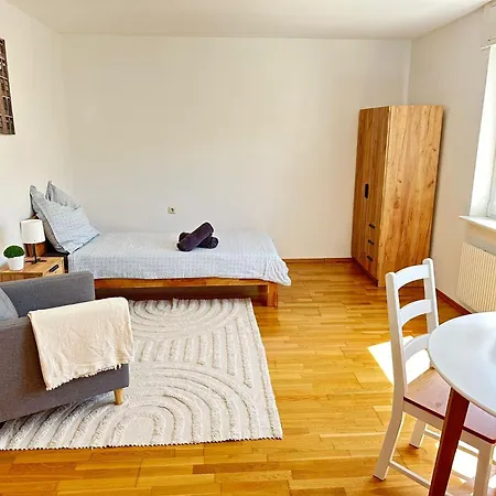 Apartament 8 Einzelbetten I 6 Schlafzimmer I 2 Sep Ebenen I 2 Baeder, 2 Sep Wc I Messe, A81 I Monteure, Teams *