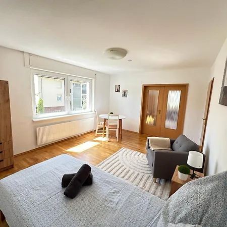 W24 I Mehrzimmer-wohnung In Mit 6 Schlafzimmern & 8 Einzelbetten I Terrasse I 2 Ebenen I Naehe Messe & A81 Appartement