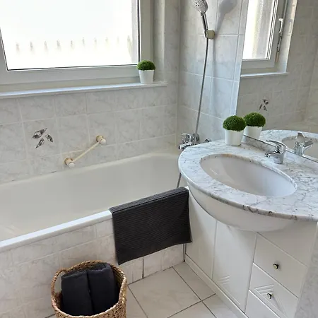 Apartament 8 Einzelbetten I 6 Schlafzimmer I 2 Sep Ebenen I 2 Baeder, 2 Sep Wc I Messe, A81 I Monteure, Teams