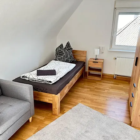 8 Einzelbetten I 6 Schlafzimmer I 2 Sep Ebenen I 2 Baeder, 2 Sep Wc I Messe, A81 I Monteure, Teams