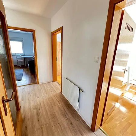 Apartament 8 Einzelbetten I 6 Schlafzimmer I 2 Sep Ebenen I 2 Baeder, 2 Sep Wc I Messe, A81 I Monteure, Teams